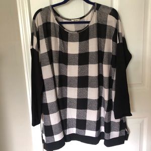 BLACK AND WHITE PLAID LIGHTWEIGHT SWEATER